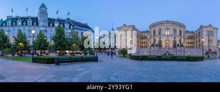 Blick auf das Grand Hotel und das norwegische Parlament von Eidsvolls Plass in der Abenddämmerung, Oslo, Norwegen, Skandinavien, Europa Stockfoto