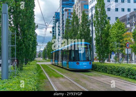 Blick auf die Straßenbahn in der Barcode-Gegend an einem sonnigen Tag, Oslo, Norwegen, Skandinavien, Europa Stockfoto