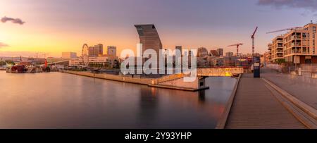 Blick auf das Munch Museum und die Skyline der Stadt bei Sonnenuntergang, Oslo, Norwegen, Skandinavien, Europa Stockfoto