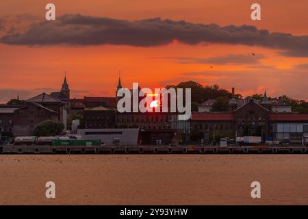 Blick auf die Festung Akershus und die Skyline der Stadt bei Sonnenuntergang, Oslo, Norwegen, Skandinavien, Europa Stockfoto