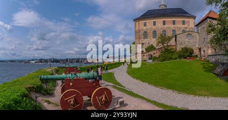 Blick auf die Festung Akershus, Kanonen und die Skyline der Stadt von den Mauern an einem sonnigen Tag, Oslo, Norwegen, Skandinavien, Europa Stockfoto