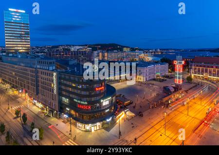 Blick auf Jernbanetorget und die Skyline der Stadt aus erhöhter Lage in der Abenddämmerung, Oslo, Norwegen, Skandinavien, Europa Stockfoto
