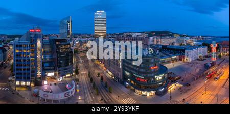 Blick auf Jernbanetorget und die Skyline der Stadt aus erhöhter Lage in der Abenddämmerung, Oslo, Norwegen, Skandinavien, Europa Stockfoto