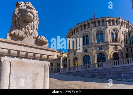 Blick auf das norwegische Parlament in Stortingsparken an einem sonnigen Tag, Oslo, Norwegen, Skandinavien, Europa Stockfoto