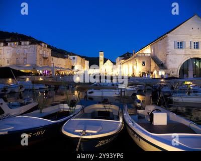 Hafen von Hvar und St. Stephens Square in der Abenddämmerung, Hvar, Kroatien, Europa Stockfoto