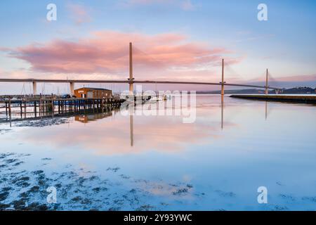 Die Queensferry Crossing bei Sonnenaufgang, Blick vom Fírth of Forth in South Queensferry, in der Nähe von Edinburgh, Schottland, Großbritannien, Europa Stockfoto