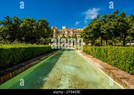 Brunnen in den Gärten von Pedro Luis Alonso (Jardines de Pedro Luis Alonso) und Ayuntamiento de Malaga (Rathaus von Malaga), Malaga, Costa del Sol, Andalu Stockfoto