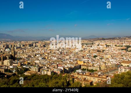 Blick auf die Altstadt von der Alcazaba und dem Schloss von Gibralfaro auf dem Berg Malaga über der Altstadt, Malaga, Costa del Sol, Andalusien, Spanien, Europa Stockfoto