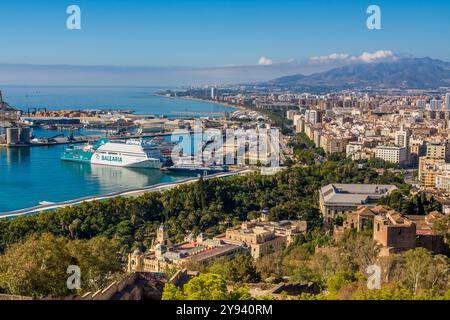 Blick auf den Hafen von der Alcazaba und der Burg von Gibralfaro auf dem Berg Malaga über der Altstadt, Malaga, Costa del Sol, Andalusien, Spanien, Europa Stockfoto