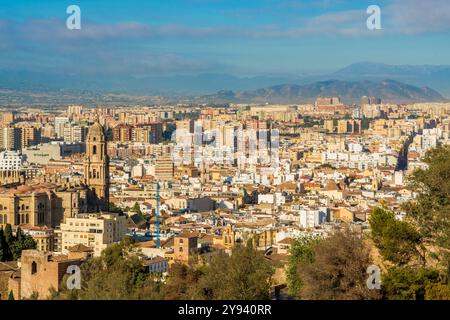 Blick auf die Altstadt von der Alcazaba und dem Schloss von Gibralfaro auf dem Berg Malaga über der Altstadt, Malaga, Costa del Sol, Andalusien, Spanien, Europa Stockfoto