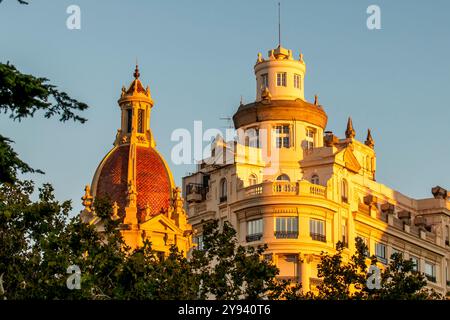 Dom des Rathauses von Valencia und andere Gebäudearchitektur rund um die Plaza del Ayuntamiento, Valencia, Spanien, Europa Stockfoto