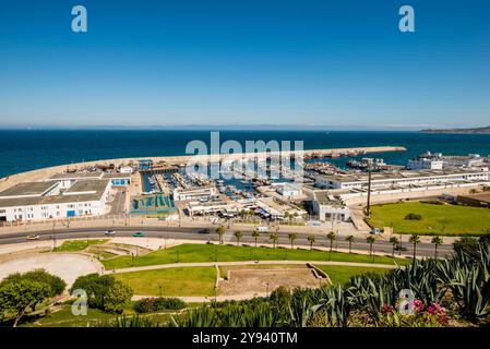 Blick auf den Fischerhafen von der Festungsmauer, der alten Medina, Tanger, Marokko, Nordafrika, Afrika Stockfoto