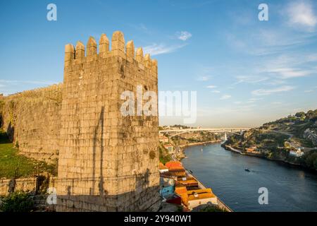 Die Mauern von Dom Fernando (Fernandine Mauern) über dem Fluss Douro, Porto, Norte, Portugal, Europa Stockfoto