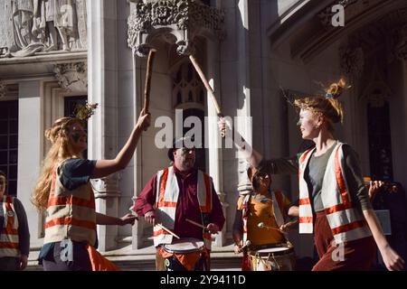 London, Großbritannien. Oktober 2024. Mayday Morris Tänzer treten auf, während Demonstranten sich vor dem Obersten Gerichtshof während der rechtlichen Auseinandersetzung mit Dartmoor Wildcamping versammeln. Zwei Grundbesitzer fordern das Urteil des Berufungsgerichts an, wonach die Öffentlichkeit das Recht hat, in Teilen des Dartmoor-Nationalparks, die sich in Privatbesitz befinden, wilde Camps zu betreiben. Quelle: Vuk Valcic/Alamy Live News Stockfoto