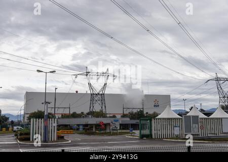 PRODUKTION - 07. Oktober 2024, Frankreich, Fessenheim: Der Bau des französischen Kernkraftwerks Fessenheim befindet sich in der Nähe der gleichnamigen Stadt. Der französische Energieriese EDF plant eine Recyclinganlage für schwach radioaktiven Schrott am Standort Fessenheim. Dieses sogenannte Technocenter soll auf einem bisher ungenutzten Grundstück errichtet werden und wird 2031 in Betrieb gehen. Eine öffentliche Konsultation zu dem umstrittenen Projekt wird am 10. Oktober beginnen und bis Februar laufen, was auch Deutschland aufgrund seiner Nähe zur Grenze betrifft. Foto: Philipp von Ditfurth/dpa Stockfoto