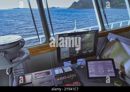 Norwegische See - 12. September 2024 Instrumente und Navigationshilfen auf der Brücke der Kong Harald, Hurtigrutens Flaggschiff-Kreuzfahrtschiff. Stockfoto