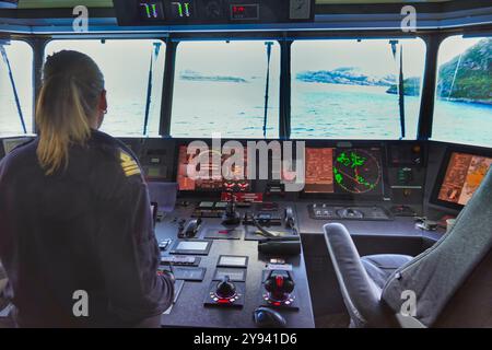 Norwegische See, 12. September 2024 Instrumente und Navigationshilfen auf der Brücke der Kong Harald, Kreuzfahrtschiff Stockfoto