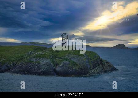 Norwegisches Meer, 12. September 2024 das Denkmal des Polarkreises, vom Kapitänsstuhl auf der Brücke des Kong Harald, Kreuzfahrtschiffes, aus gesehen Stockfoto