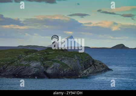 Norwegisches Meer, 12. September 2024 das Denkmal des Polarkreises, vom Kapitänsstuhl auf der Brücke des Kong Harald, Kreuzfahrtschiffes, aus gesehen Stockfoto