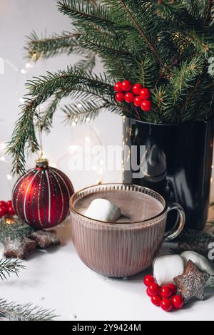 Heiße Schokolade in einem Glas mit Marshmallows auf einem Hintergrund von Bokeh-Lichtern, heißes Weihnachtsgetränk Stockfoto