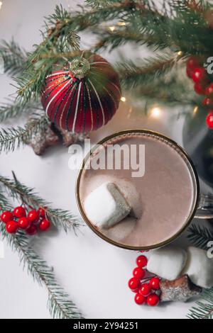 Heiße Schokolade in einem Glas mit Marshmallows auf einem Hintergrund von Bokeh-Lichtern, heißes Weihnachtsgetränk Stockfoto