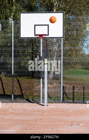 Ich habe orangefarbenen Basketball mit Korb im Hintergrund benutzt. Basketball Street Court Stockfoto Streetball (oder Street Basketball) ist eine Variante des Basketballs Stockfoto