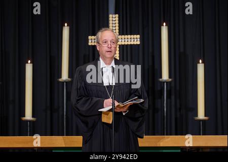 Interreligiöser Gottesdienst am Jahrestag des Hamas-Terrorangriffs in Israel am Montag 07.10.2024 in der evangelischen Kaiser-Wilhelm-Gedaechtnis-Kirche in Berlin. Foto: Bischof Christian Staeblein Stäblein, Landesbischof der Evangelischen Kirche Berlin-Brandenburg-schlesische Oberlausitz Dazu hat die Evangelische Kirche Berlin-Brandenburg-schlesische Oberlausitz EKBO gemeinsam mit der Juedischen Gemeinde, dem Erzbistum Berlin sowie dem Buendnis für ein weltoffenes und tolerantes Berlin eingeladen. Siehe epd-Meldung vom 07.10.2024 *** Lokale Beschriftung *** 00513203 NUR REDAKTIONELLE VERWENDUNG *** Interre Stockfoto