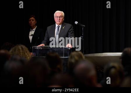 Interreligiöser Gottesdienst am Jahrestag des Hamas-Terrorangriffs in Israel am Montag 07.10.2024 in der evangelischen Kaiser-Wilhelm-Gedaechtnis-Kirche in Berlin. Foto: Grusswort des Bundespraesidenten Frank-Walter Steinmeier Dazu hat die Evangelische Kirche Berlin-Brandenburg-schlesische Oberlausitz EKBO gemeinsam mit der Juedischen Gemeinde, dem Erzbistum Berlin sowie dem Buendnis für ein weltoffenes und tolerantes Berlin eingeladen. Siehe epd-Meldung vom 07.10.2024 *** Lokale Bildunterschrift *** 00513203 NUR REDAKTIONELLE VERWENDUNG *** Interreligiöser Dienst zum Jahrestag des Terroranschlags der Hamas i Stockfoto