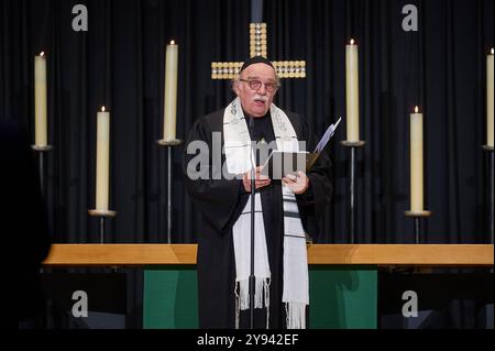 Interreligiöser Gottesdienst am Jahrestag des Hamas-Terrorangriffs in Israel am Montag 07.10.2024 in der evangelischen Kaiser-Wilhelm-Gedaechtnis-Kirche in Berlin. Foto: Rabbiner Andreas Nachama, Vorsitzender des Gespraechskreises Juden und Christen beim Zentralkomitee der deutschen Katholiken, Berlin Dazu hat die Evangelische Kirche Berlin-Brandenburg-schlesische Oberlausitz EKBO gemeinsam mit der Juedischen Gemeinde, dem Erzbistum Berlin sowie dem Buendnis für ein weltoffenes und tolerantes Berlin eingeladen. Siehe epd-Meldung vom 07.10.2024 *** Lokale Beschriftung *** 00513203 REDAKTIONELLE VERWENDUNG ONL Stockfoto