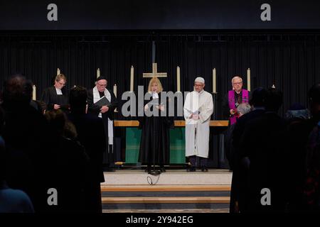 Interreligiöser Gottesdienst am Jahrestag des Hamas-Terrorangriffs in Israel am Montag 07.10.2024 in der evangelischen Kaiser-Wilhelm-Gedaechtnis-Kirche in Berlin. Foto v.l.: Pfarrerin Kathrin oxen geschaeftsfuehrende Pfarrerin der Evangelischen Kaiser-Wilhelm-Gedaechtnis-Kirchengemeinde Rabbiner Andreas Nachama, Vorsitzender des Gespraechskreises Juden und Christen beim Zentralkomitee der deutschen Katholiken, Berlin Pfarrerin Marion Gardei, Beauftragte für Erinnerungskultur und Antisemitismus-Beauftragte der Evangelischen Kirche Berlin-Brandenburg-schlesische Oberlausitz, Imam Kadir Sanci, Stockfoto