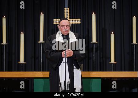 Interreligiöser Gottesdienst am Jahrestag des Hamas-Terrorangriffs in Israel am Montag 07.10.2024 in der evangelischen Kaiser-Wilhelm-Gedaechtnis-Kirche in Berlin. Foto: Rabbiner Andreas Nachama, Vorsitzender des Gespraechskreises Juden und Christen beim Zentralkomitee der deutschen Katholiken, Berlin Dazu hat die Evangelische Kirche Berlin-Brandenburg-schlesische Oberlausitz EKBO gemeinsam mit der Juedischen Gemeinde, dem Erzbistum Berlin sowie dem Buendnis für ein weltoffenes und tolerantes Berlin eingeladen. Siehe epd-Meldung vom 07.10.2024 *** Lokale Beschriftung *** 00513203 REDAKTIONELLE VERWENDUNG ONL Stockfoto