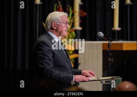 Interreligiöser Gottesdienst am Jahrestag des Hamas-Terrorangriffs in Israel am Montag 07.10.2024 in der evangelischen Kaiser-Wilhelm-Gedaechtnis-Kirche in Berlin. Foto: Grusswort des Bundespraesidenten Frank-Walter Steinmeier Dazu hat die Evangelische Kirche Berlin-Brandenburg-schlesische Oberlausitz EKBO gemeinsam mit der Juedischen Gemeinde, dem Erzbistum Berlin sowie dem Buendnis für ein weltoffenes und tolerantes Berlin eingeladen. Siehe epd-Meldung vom 07.10.2024 *** Lokale Bildunterschrift *** 00513203 NUR REDAKTIONELLE VERWENDUNG *** Interreligiöser Dienst zum Jahrestag des Terroranschlags der Hamas i Stockfoto