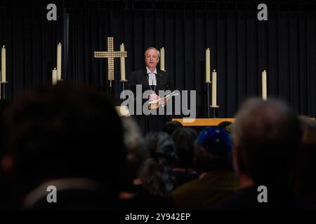 Interreligiöser Gottesdienst am Jahrestag des Hamas-Terrorangriffs in Israel am Montag 07.10.2024 in der evangelischen Kaiser-Wilhelm-Gedaechtnis-Kirche in Berlin. Foto: Bischof Christian Staeblein Stäblein, Landesbischof der Evangelischen Kirche Berlin-Brandenburg-schlesische Oberlausitz Dazu hat die Evangelische Kirche Berlin-Brandenburg-schlesische Oberlausitz EKBO gemeinsam mit der Juedischen Gemeinde, dem Erzbistum Berlin sowie dem Buendnis für ein weltoffenes und tolerantes Berlin eingeladen. Siehe epd-Meldung vom 07.10.2024 *** Lokale Beschriftung *** 00513203 NUR REDAKTIONELLE VERWENDUNG *** Interre Stockfoto