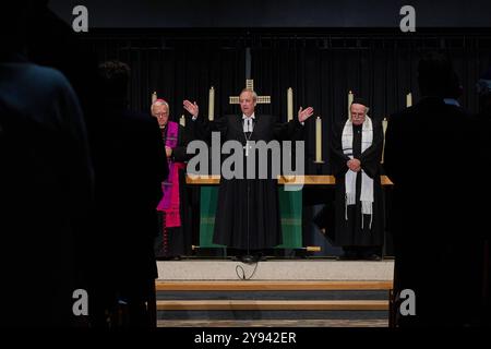 Interreligiöser Gottesdienst am Jahrestag des Hamas-Terrorangriffs in Israel am Montag 07.10.2024 in der evangelischen Kaiser-Wilhelm-Gedaechtnis-Kirche in Berlin. Foto v.l.: Der katholische Erzbischof Heiner Koch Bischof Christian Staeblein Stäblein, Landesbischof der Evangelischen Kirche Berlin-Brandenburg-schlesische Oberlausitz Rabbiner Andreas Nachama, Vorsitzender des Gespraechskreises Juden und Christen beim Zentralkomitee der deutschen Katholiken, Berlin sprechen den Segen entsprechend Ihrer Religionen Dazu hat die Evangelische Kirche Berlin-Brandenburg-schlesische Oberlausitz EKBO ge Stockfoto