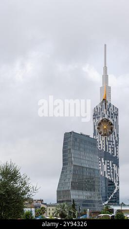 Vertikale Aufnahme des markanten Batumi Tower, bekannt für sein integriertes Riesenrad, neben modernen Hochhäusern in Batumi, Georgia, Ein Symbol für Stockfoto