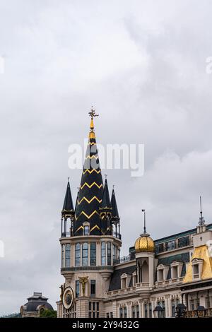 Ein detaillierter Blick auf das Gebäude der Old National Bank of Georgia in Batumi mit seinem gotischen Turm, der goldenen Kuppel und der kunstvollen Fassade Eines historischen A Stockfoto