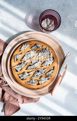 Ein frisch gebackener Drachenfruchtkuchen mit dreieckigen Scheiben Drachenfrüchten, auf einem pastellfarbenen Teller in einer hellen, sonnigen Umgebung Stockfoto