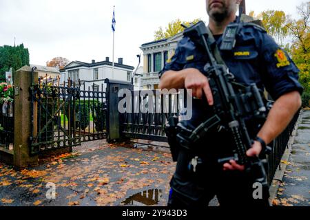 Oslo 20241008. Ein Polizist steht vor der israelischen Botschaft in Oslo. PST erhöht die Terrorbedrohung in Norwegen von „moderat“ auf „hoch“. Mehrere negative Bedingungen haben die terroristische Bedrohung verstärkt, unter anderem im Zusammenhang mit der anhaltenden Eskalation des Nahost-Konflikts. In Norwegen ist es vor allem die Bedrohung jüdischer und israelischer Ziele, die weiter verschärft wurde. Foto: Javad Parsa / NTB Stockfoto