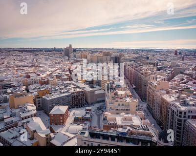 Aus der Vogelperspektive von Madrid, Spanien, bedeckt mit Schnee, mit den Dächern und Straßen der Stadt, die mit einer seltenen weißen Schicht unter klarem Himmel bedeckt sind Stockfoto