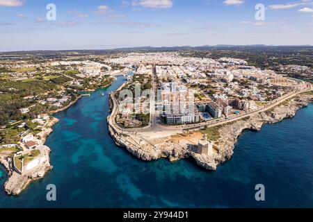 Spektakuläre Aufnahmen der Drohne zeigen Ciutadella, Menorca, den alten Hafen und das historische Schloss Sant Nicolau während des Tages Stockfoto