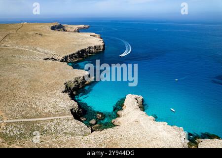 Ein atemberaubendes Luftbild fängt Boote ein, die das pulsierende blaue Wasser vor der zerklüfteten Küste von Menorca steuern. Die Klippen und das klare Meer bilden ein Pictu Stockfoto