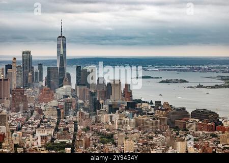 Ein atemberaubender Panoramablick auf die Skyline von New York City mit berühmten Wolkenkratzern und dem weitläufigen Hudson River mit Booten. Die Statue von Libert Stockfoto