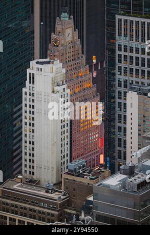 Blick aus der Vogelperspektive auf die berühmte Innenstadt von New York City mit historischen Gebäuden und modernen Wolkenkratzern. Hervorzuheben ist ein Uhrenturm Stockfoto