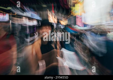Ein dynamisches und abstraktes Foto, das die rasanten Bewegungen der Menschen auf dem Times Square, einer belebten New Yorker Straße, feststellt. Das Bild ist durch Unschärfe gekennzeichnet Stockfoto