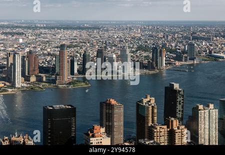 Ein beeindruckender Blick aus der Luft auf New York City mit hoch aufragenden Wolkenkratzern und der malerischen Uferpromenade. Das Bild erfasst die dichte Stadtlandschaft, d Stockfoto