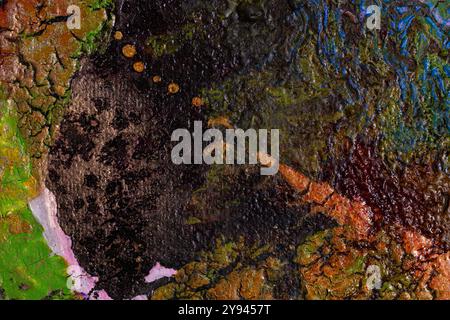 Eine detaillierte Ansicht eines abstrakten, gemischten Medienkunstwerks mit lebendigen Farben und satten Texturen. Das Bild zeigt eine Mischung aus Grün, Schwarz, Orange, A Stockfoto