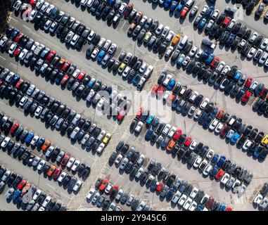 Von oben nach unten geparkte Autos auf einem Parkplatz in England Stockfoto