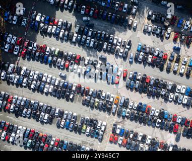 Luftaufnahme von oben auf Reihen geparkter Autos auf einem Parkplatz, England Stockfoto