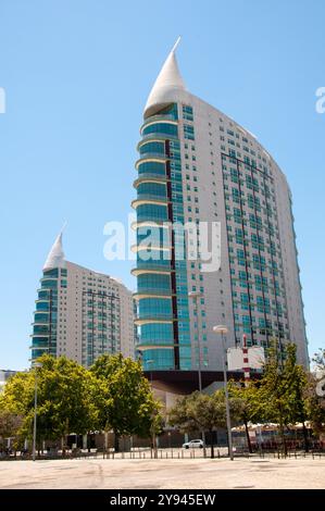 Torres São Rafael und São Gabriel, moderne Wolkenkratzer im Parque das Nacoes-Viertel von Lissabon, Portugal Stockfoto