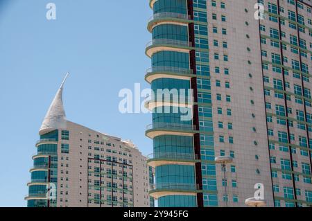 Torres São Rafael und São Gabriel, moderne Wolkenkratzer im Parque das Nacoes-Viertel von Lissabon, Portugal Stockfoto